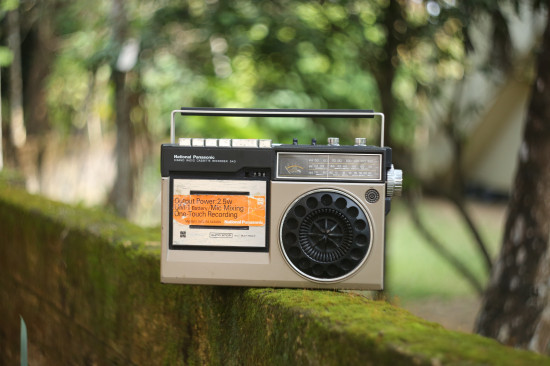 Radio auf einer mit moos bewachsenen Mauer