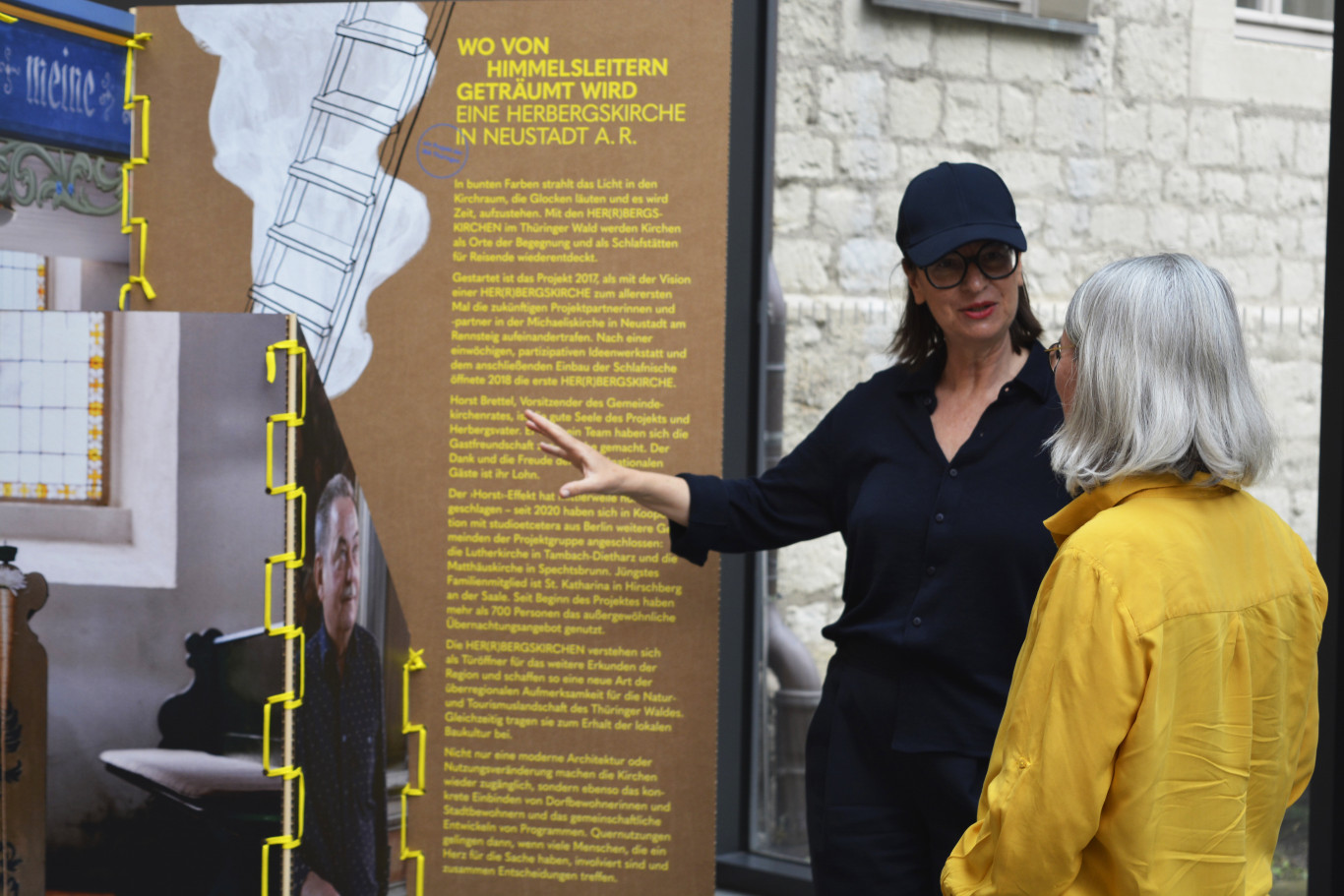 Elke Bergt und Sonja Beeck betrachten eine Wand der Ausstellung