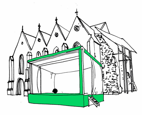Die gezeichnete Kirche im Hintergrund ist schwarz/ weiß. Davor steht eine überdachte Bühne in grüner Farbe.